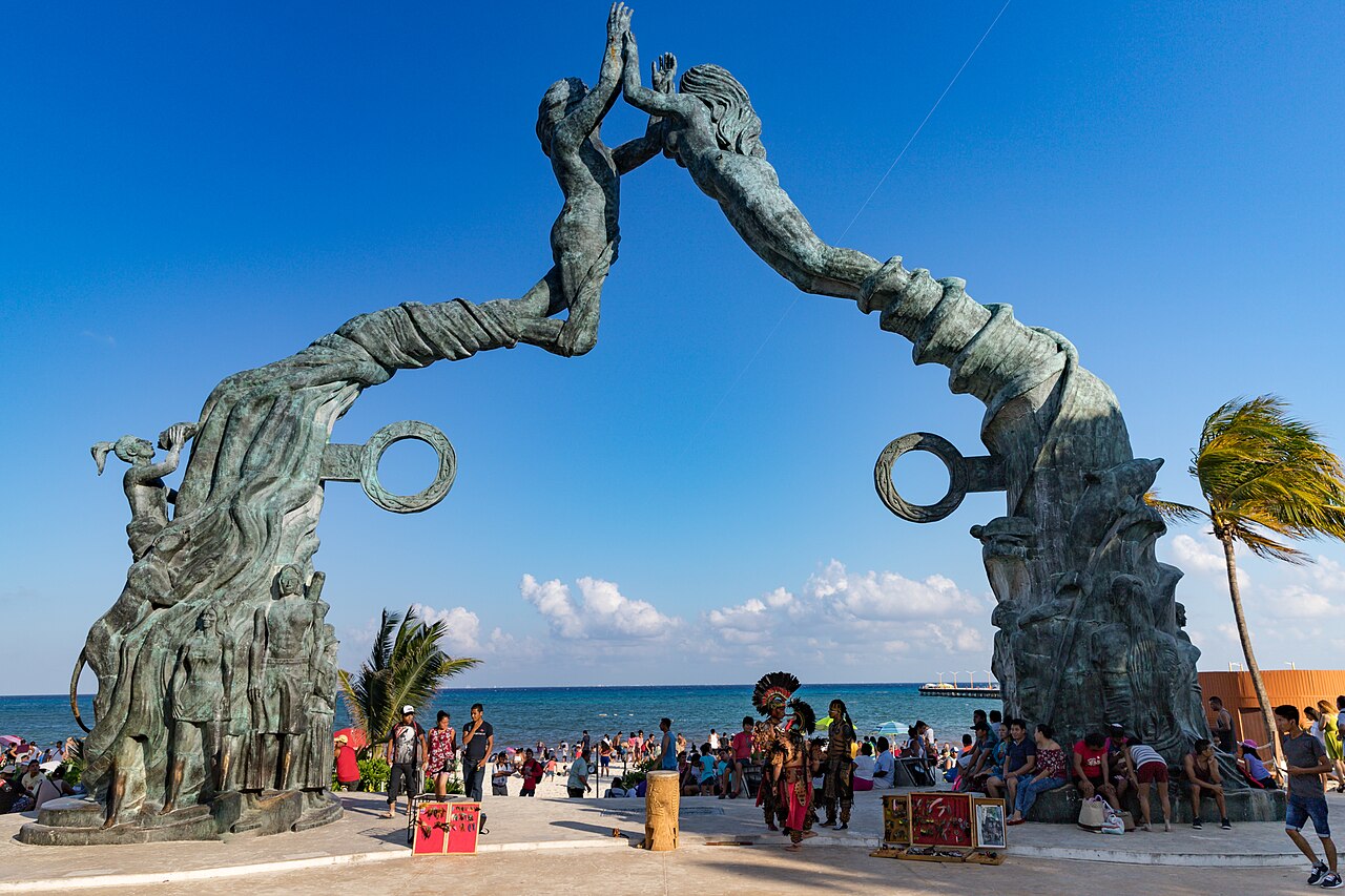 The Portal Maya sculpture in Parque Los Fundadores, by the sea